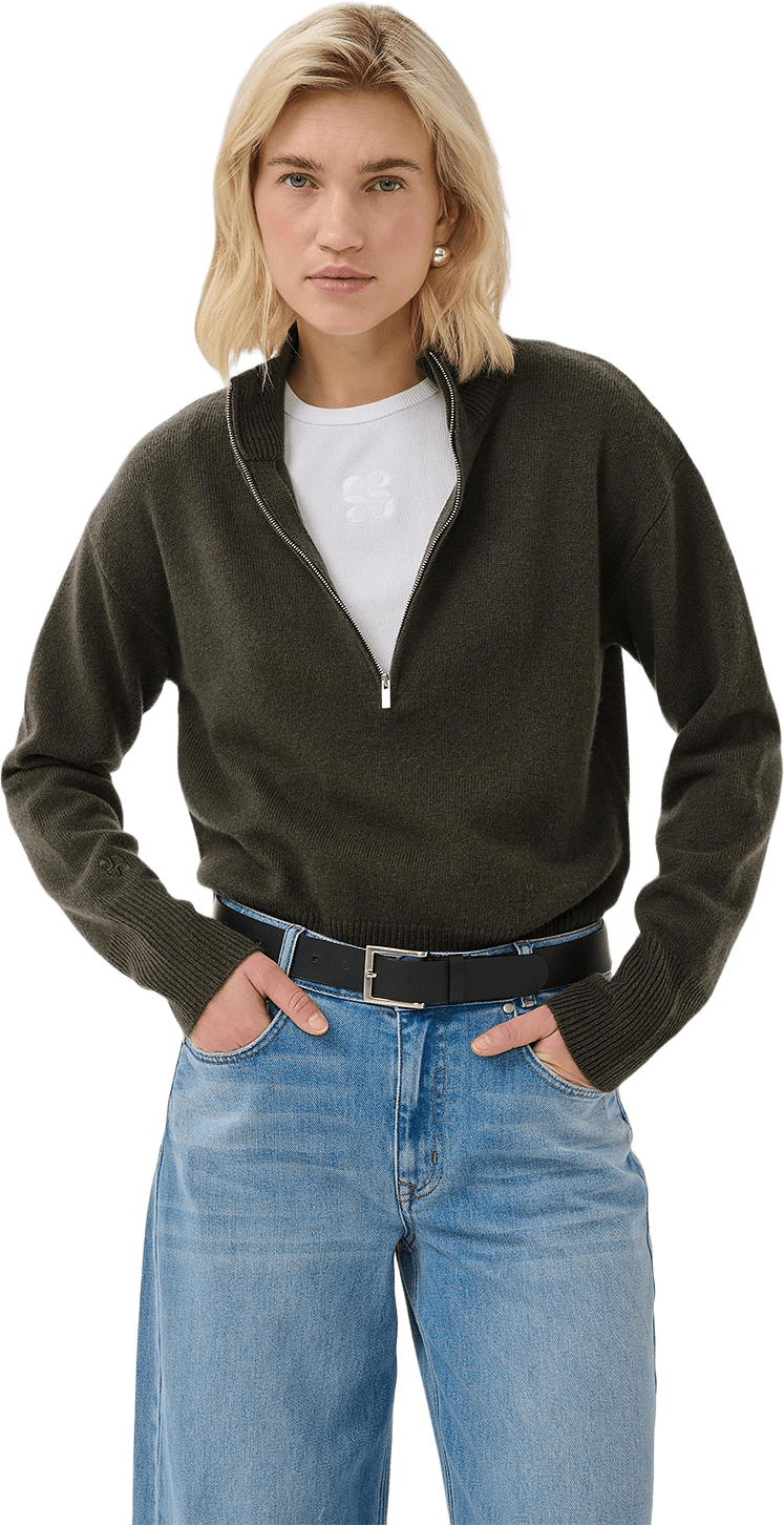 Mwtracy Halfzip Pullover, från My Essential Wardrobe, i färgen Raven.