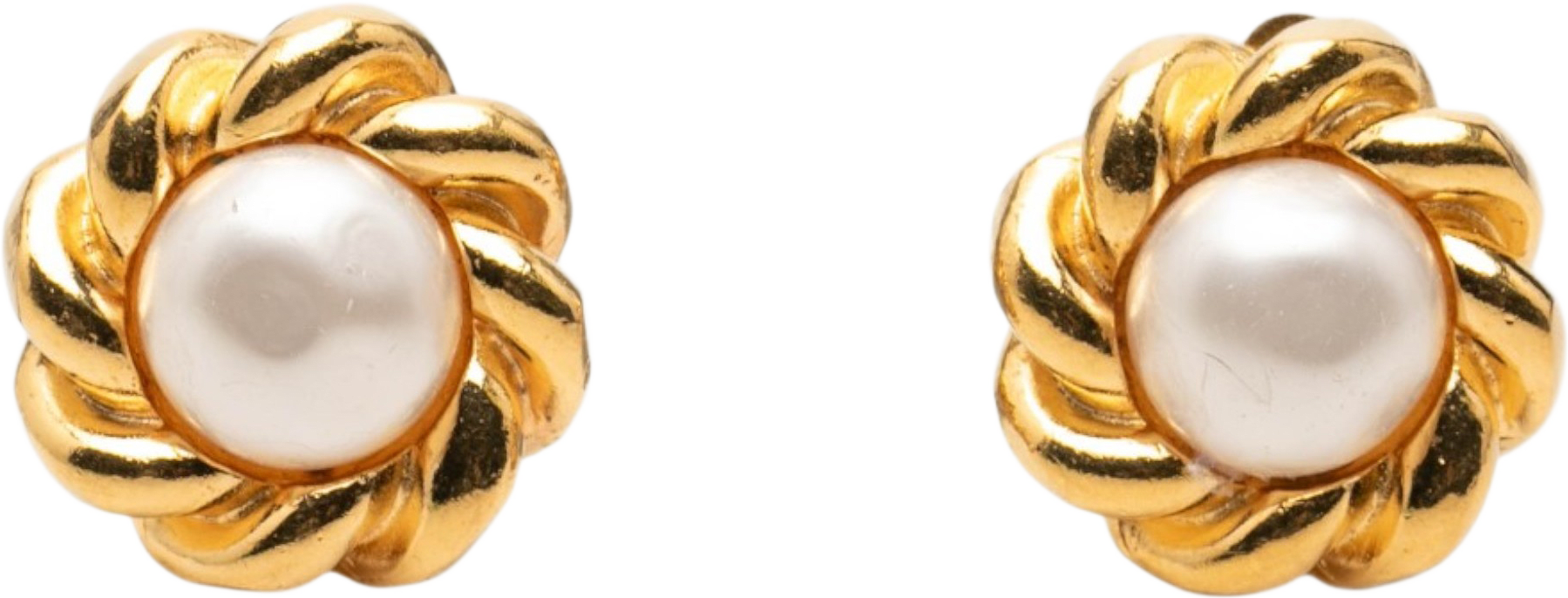 Chanel Gold Plated Faux Pearl Flower Clip On Earrings, från Luxclusif, i färgen guld.