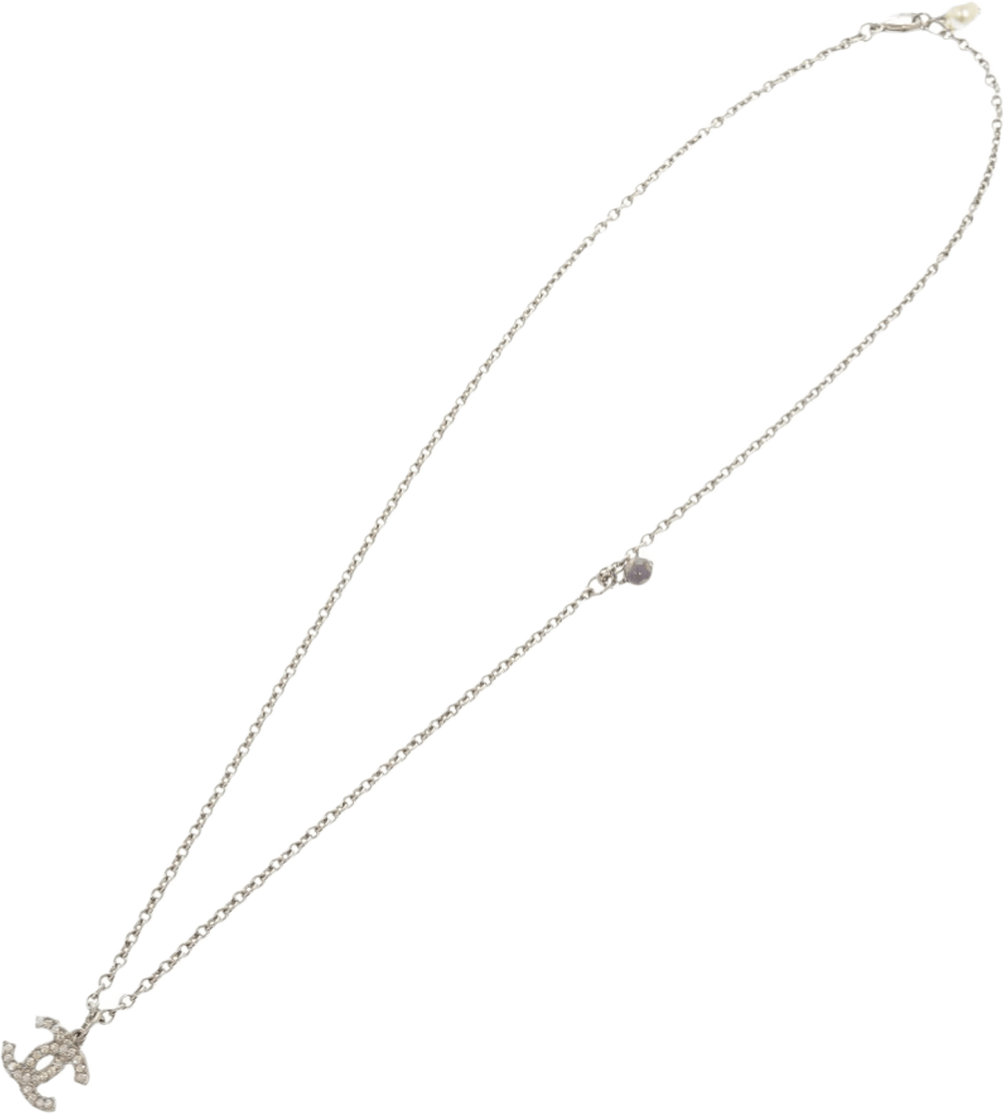 Chanel Cc Brass And Strass Faux Pearl Pendant Necklace, från Luxclusif, i färgen silver.
