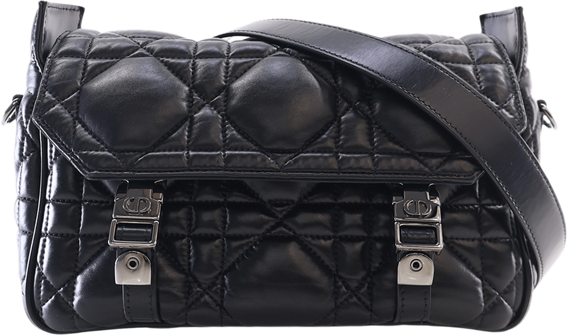 Dior Small Calfskin Macrocannage Diorcamp Messenger Bag, från Luxclusif, i färgen svart.