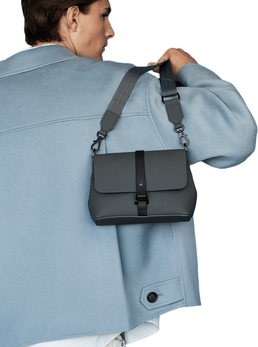 Spläsh Crossbody, från Gaston Luga, i färgen charcoal grey.