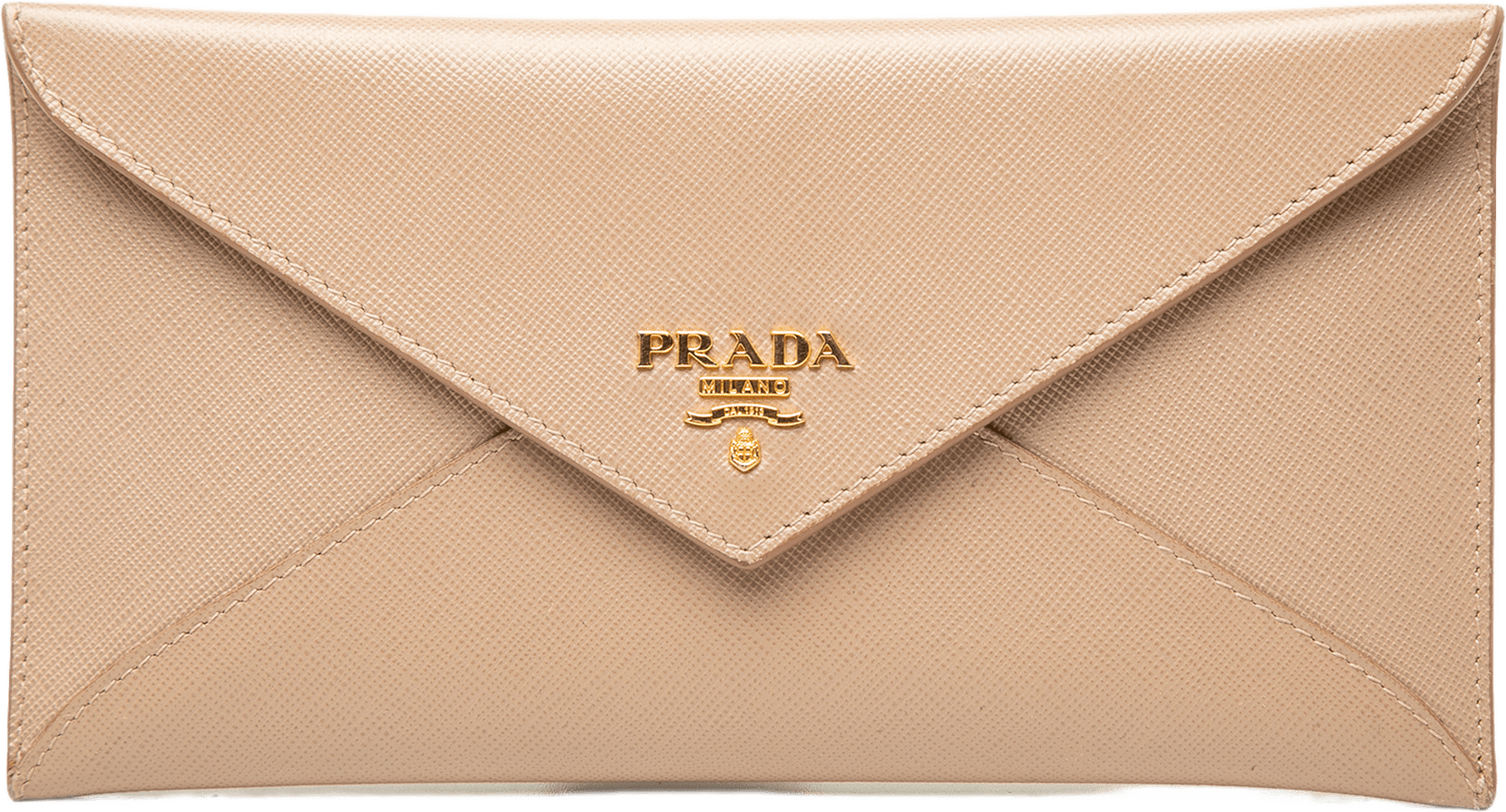 Prada Saffiano Envelope Wallet, från Luxclusif, i färgen beige.
