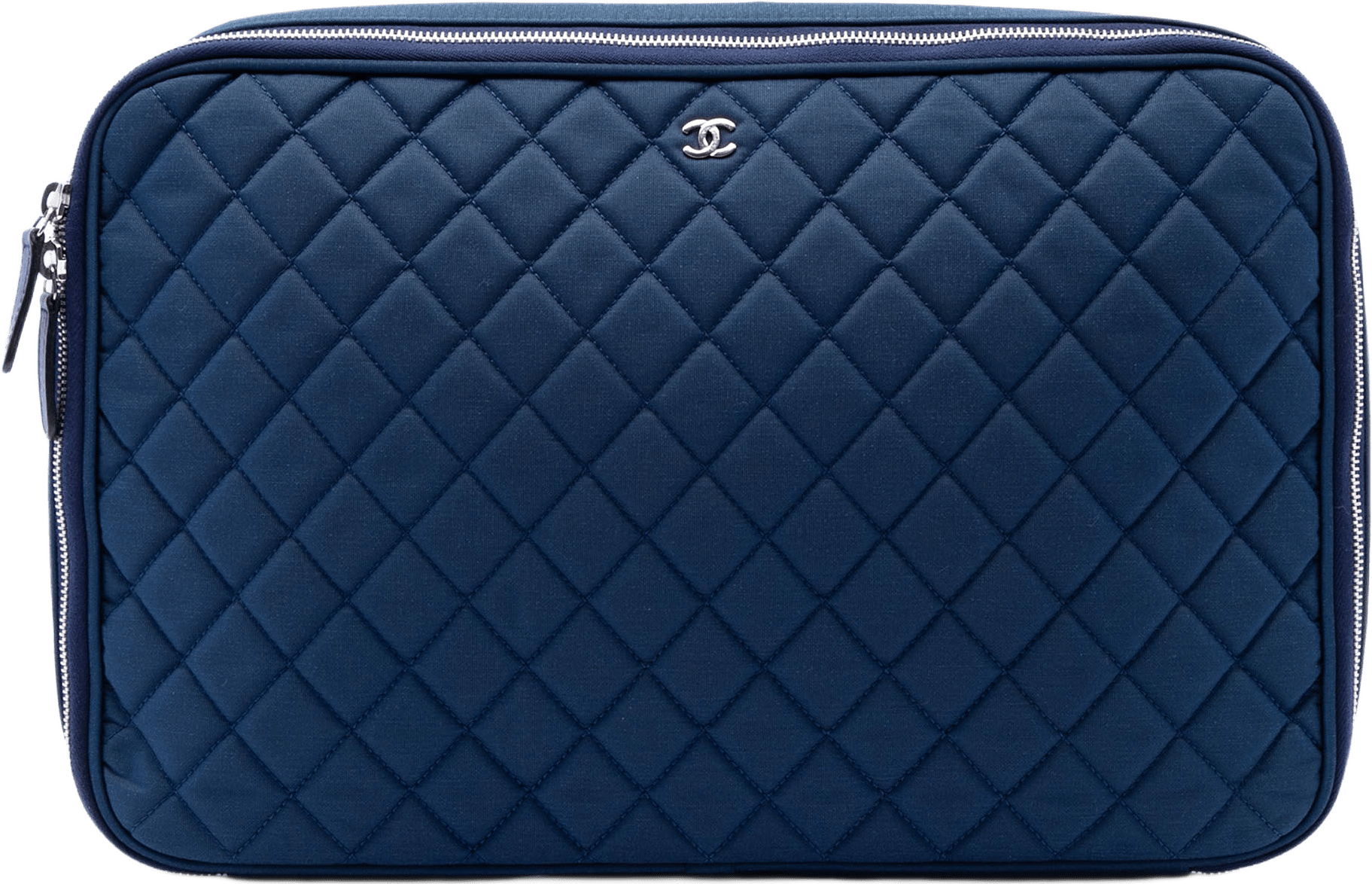 Chanel Cc Quilted Nylon Laptop Case, från Luxclusif, i färgen blå.