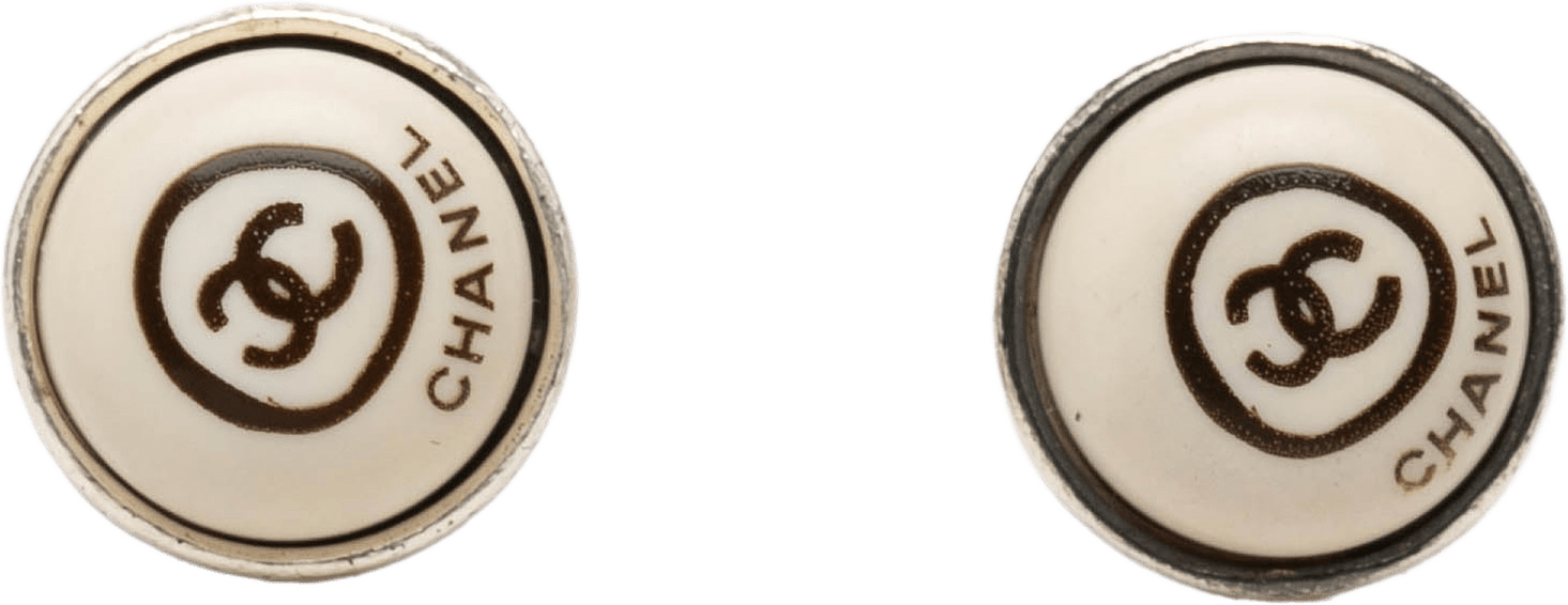 Chanel Cc Brass Enamel Round Push Back Earrings, från Luxclusif, i färgen silver.