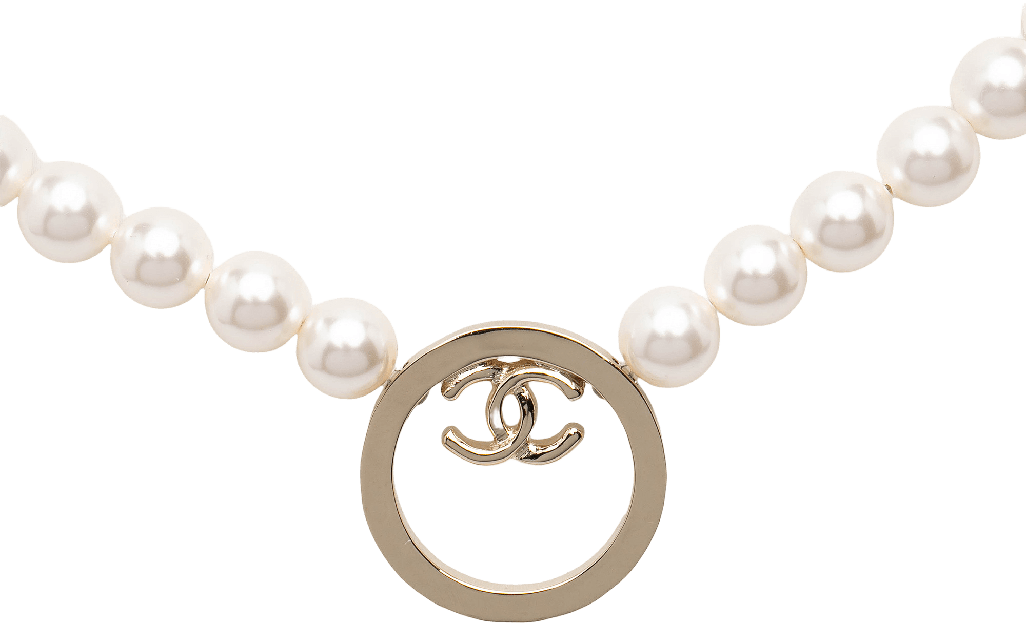 Chanel Cc Faux Pearl Necklace, från Luxclusif, i färgen pearl.