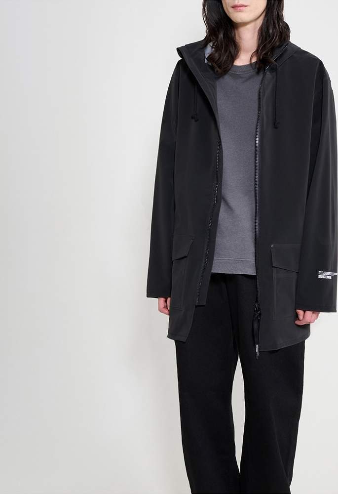 Stockholm Patch Raincoat, från Stutterheim, i färgen black.