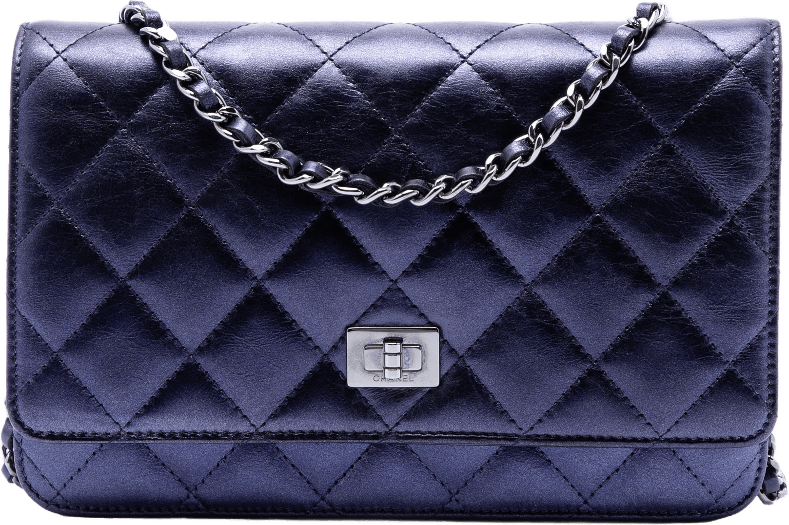 Chanel Quilted Shiny Aged Calfskin Reissue 2.55 Wallet On Chain, från Luxclusif, i färgen navy.