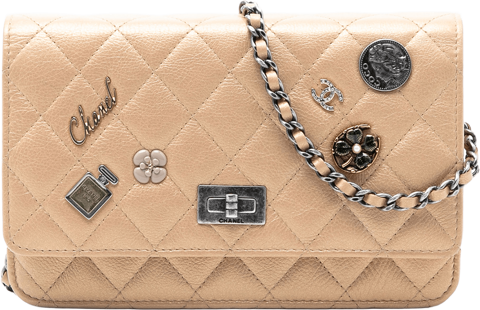 Chanel Quilted Aged Calfskin Reissue 2.55 Lucky Charms Wallet On Chain, från Luxclusif, i färgen beige.