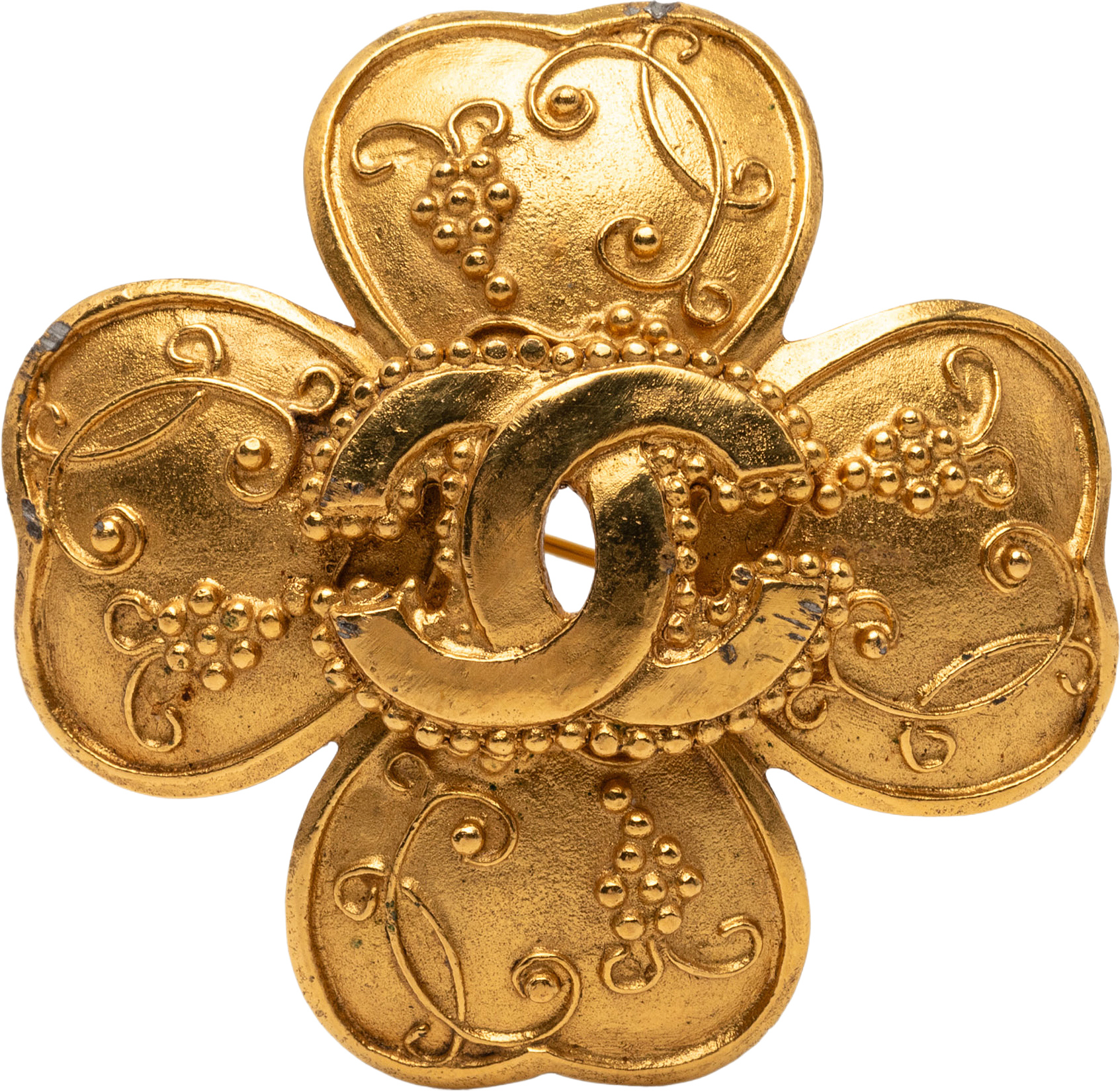 Chanel Cc Gold Plated Grapevine Clover Brooch, från Luxclusif, i färgen gold.