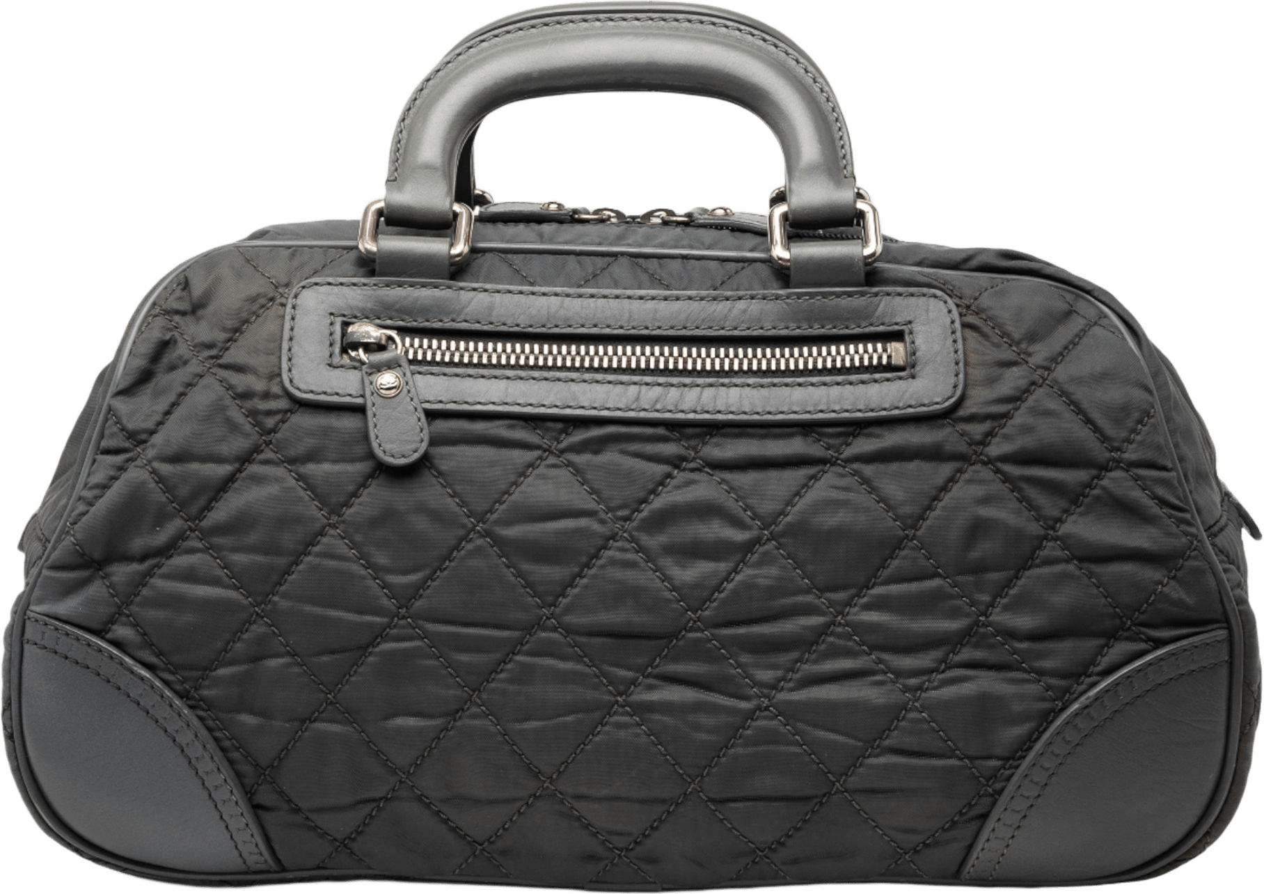 Chanel Paris New York Quilted Nylon Duffle Handbag, från Luxclusif, i färgen charcoal.