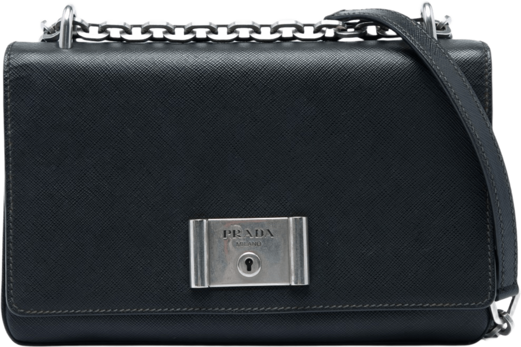 Prada Saffiano Lux Lock Chain Flap, från Luxclusif, i färgen svart.