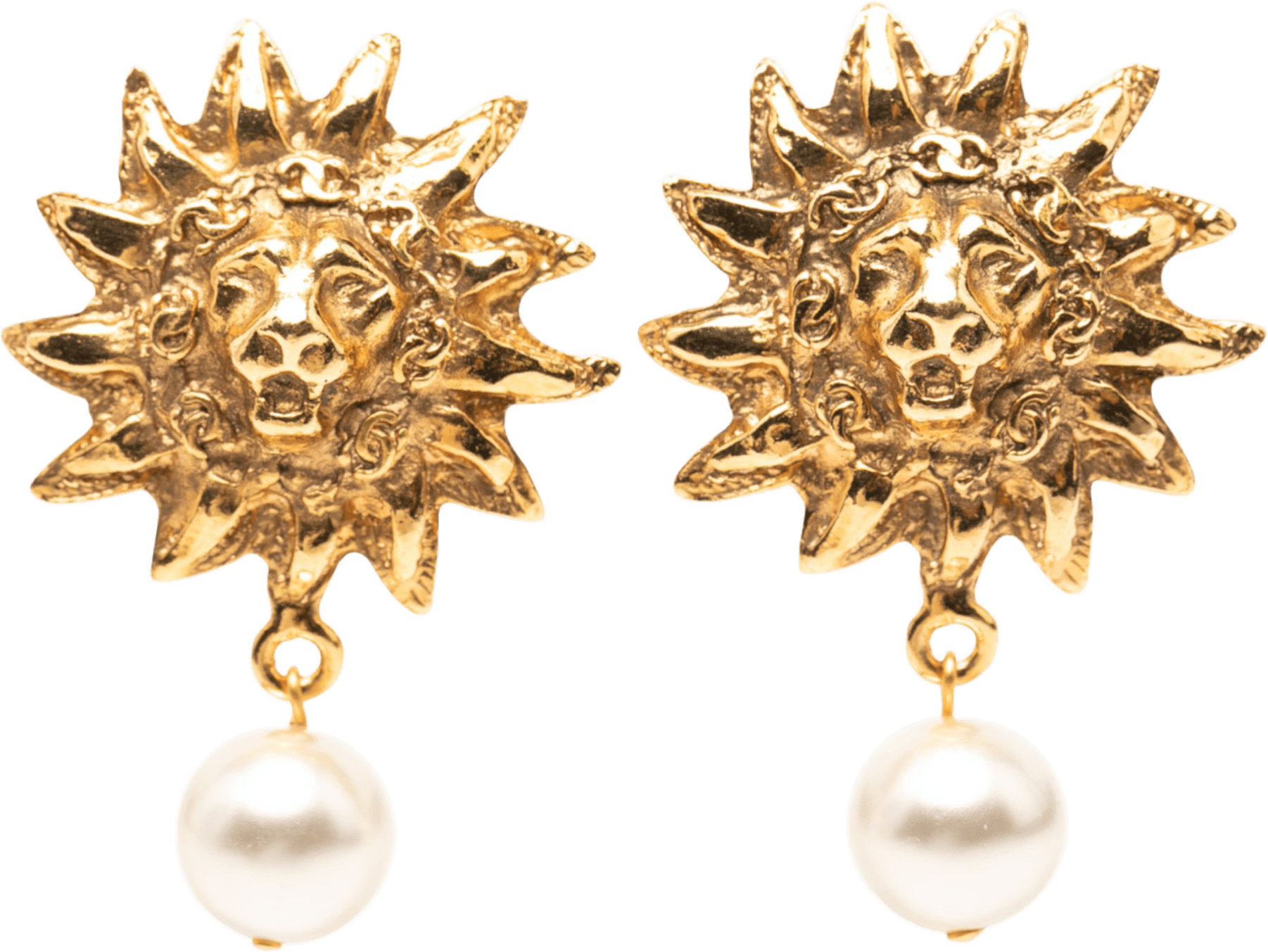 Chanel Cc Gold Plated Faux Pearl Lion Head Drop Clip On Earrings, från Luxclusif, i färgen gold.