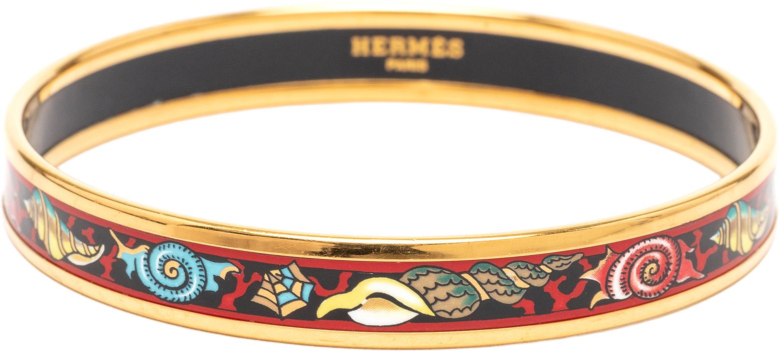 Hermès Narrow Shells Enamel Bangle 70, från Luxclusif, i färgen red.