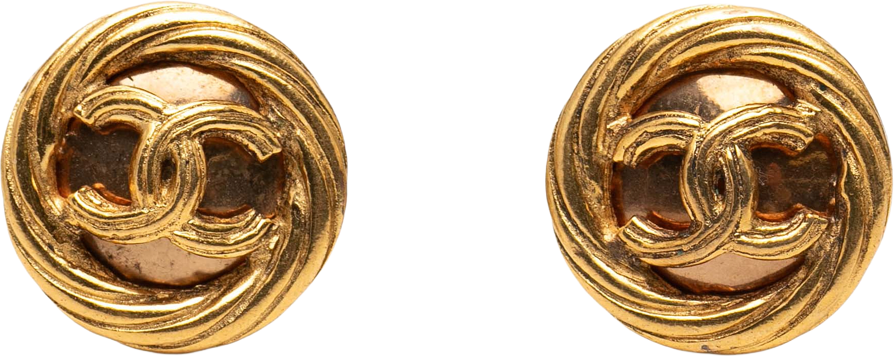 Chanel Cc Gold Plated Round Clip On Earrings, från Luxclusif, i färgen gold.