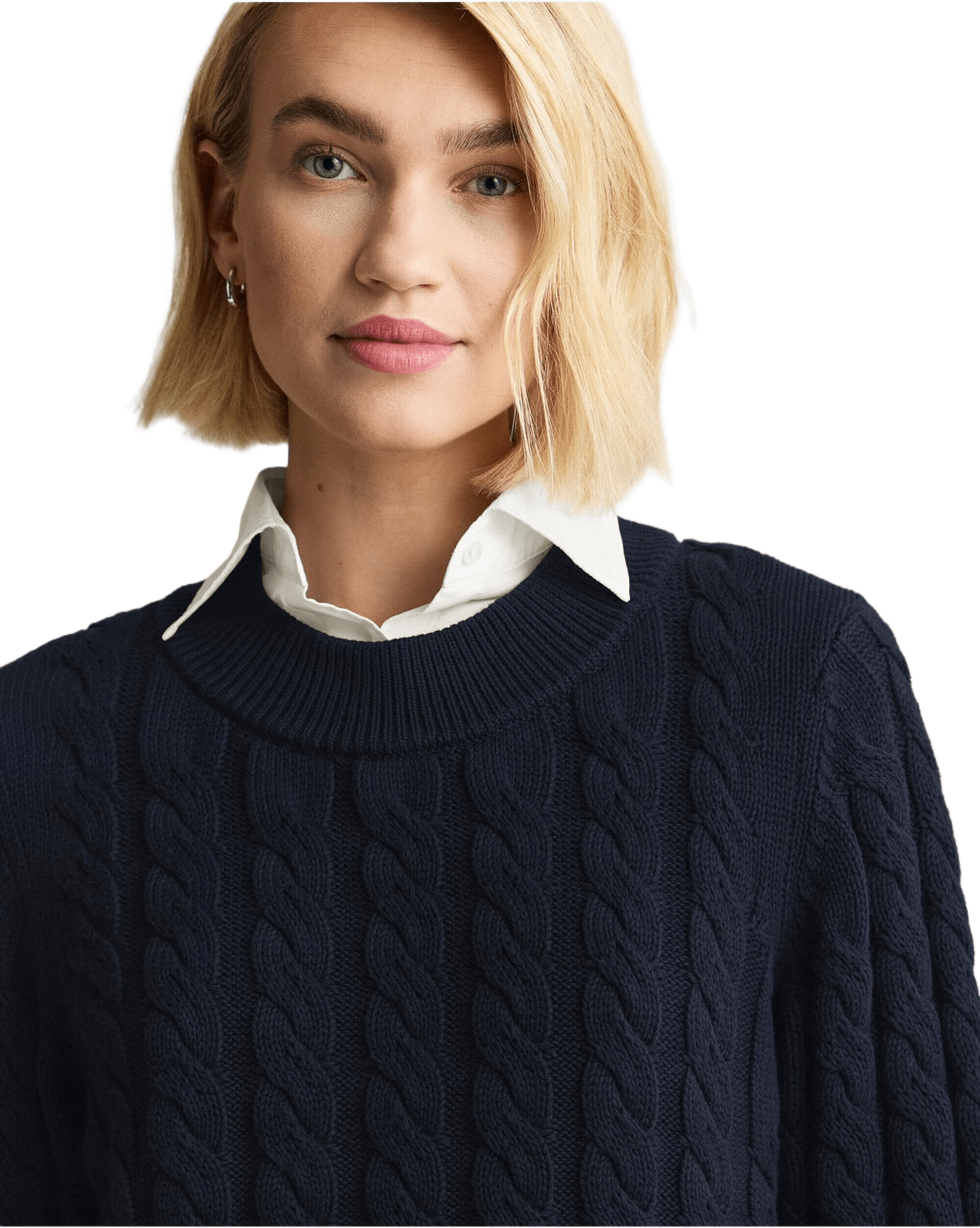 Kabelstickad Tröja Mandy, från Newhouse, i färgen marinblå.