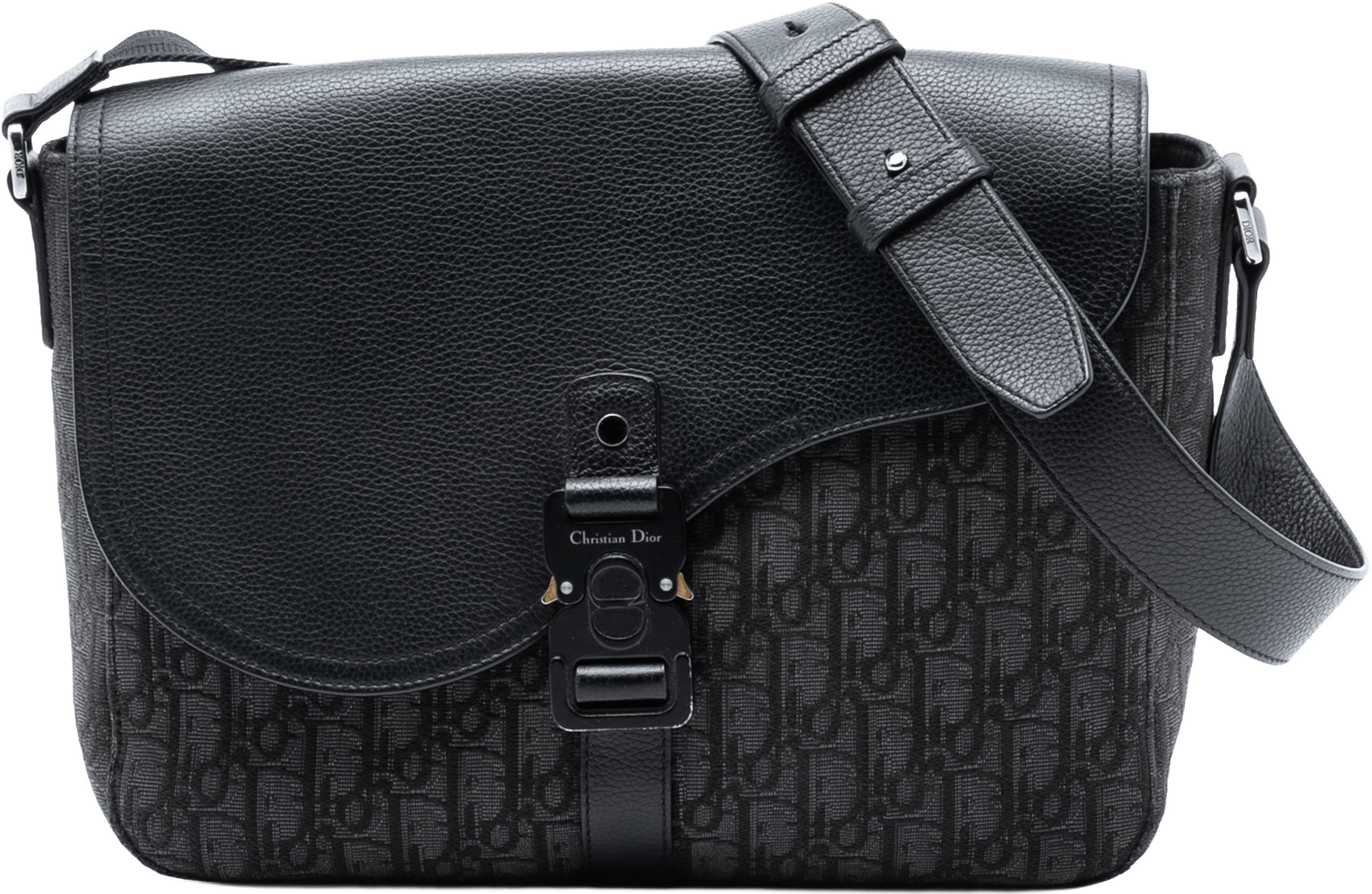 Dior Medium Oblique Canvas And Grained Calfskin Saddle Messenger Bag With Flap, från Luxclusif, i färgen black.