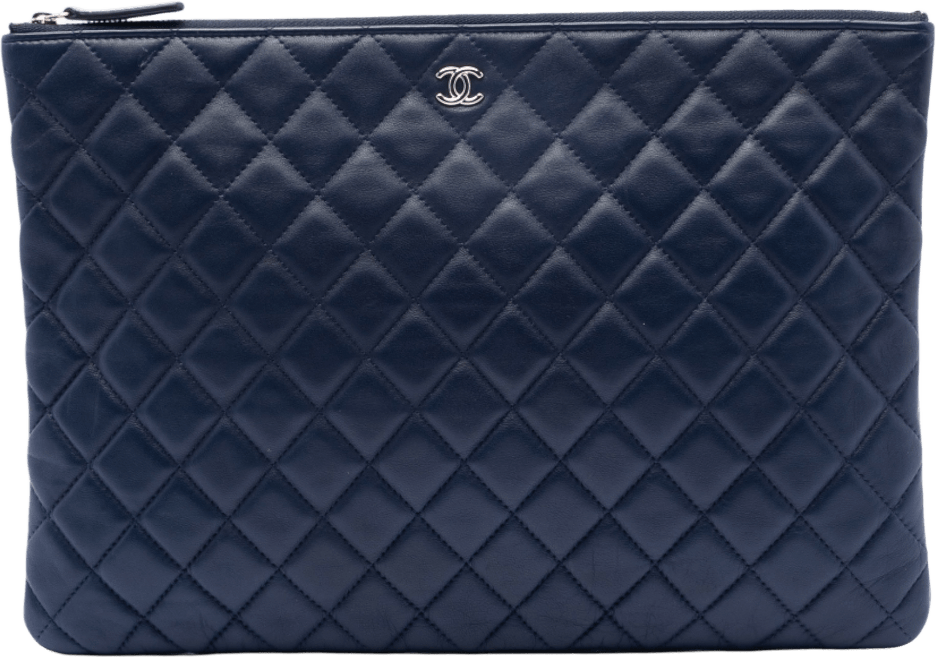 Chanel Large Quilted Lambskin O Case Clutch, från Luxclusif, i färgen navy.