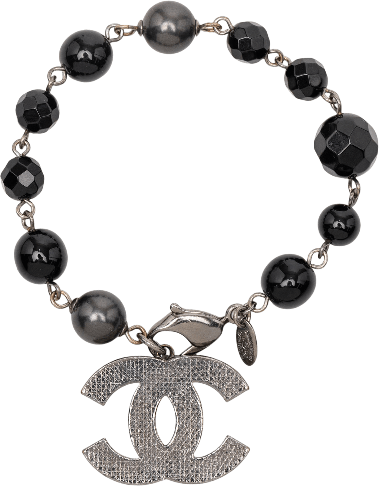 Chanel Silver Plated Cc Faux Pearl Bracelet, från Luxclusif, i färgen silver.