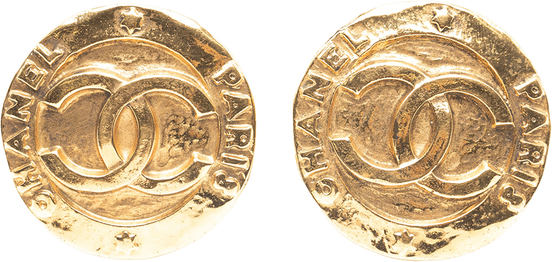 Chanel Gold Plated Cc Round Clip On Earrings, från Luxclusif, i färgen gold.