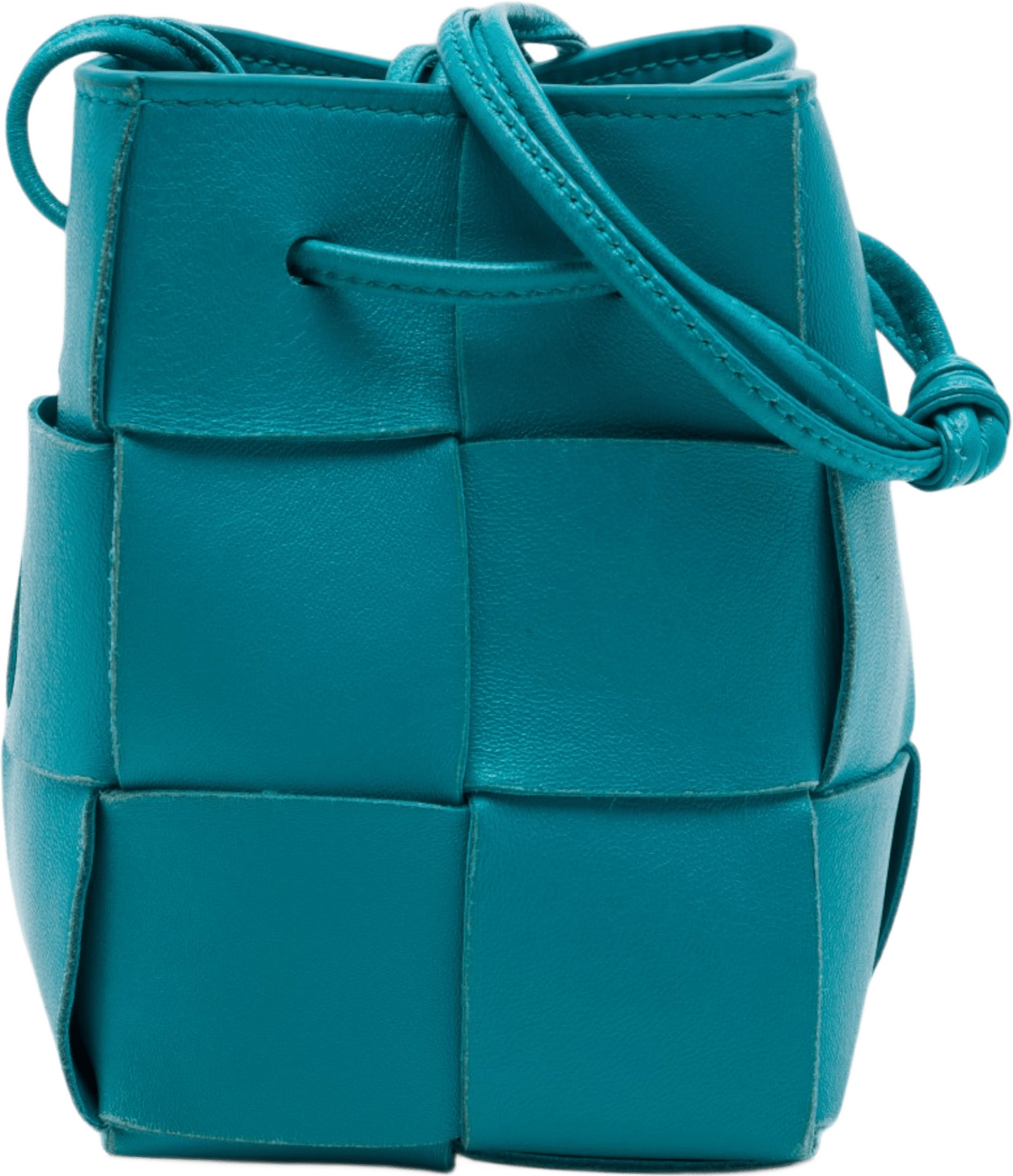 Bottega Veneta Mini Nappa Maxi Intrecciato Cassette Bucket Bag, från Luxclusif, i färgen blå.