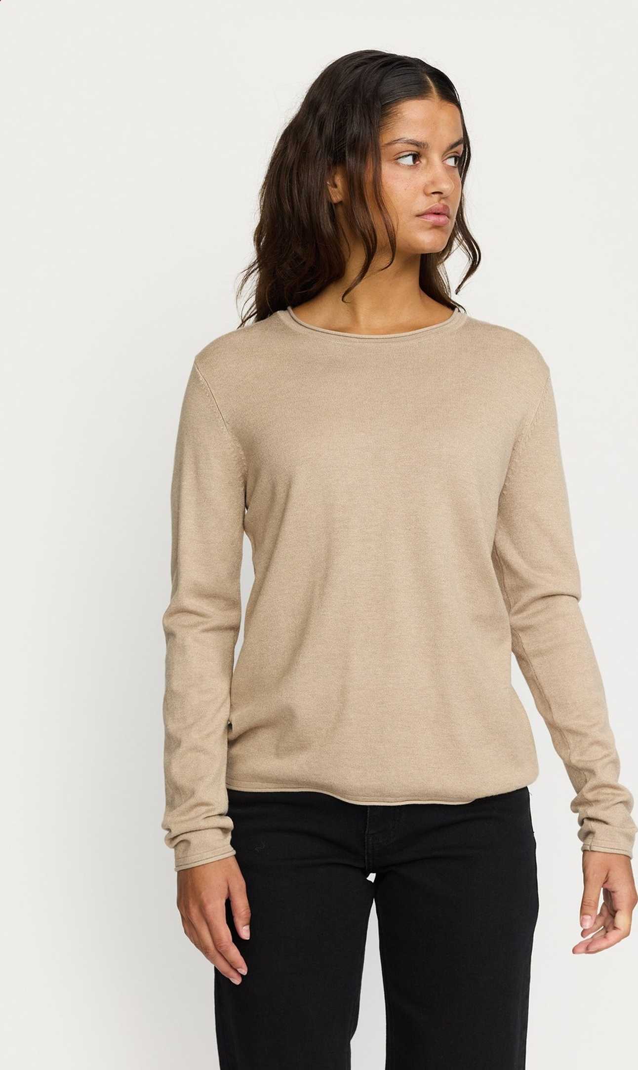 Srmarla O-neck Roll Edge Knit, från Soft Rebels, i färgen nomad melange.
