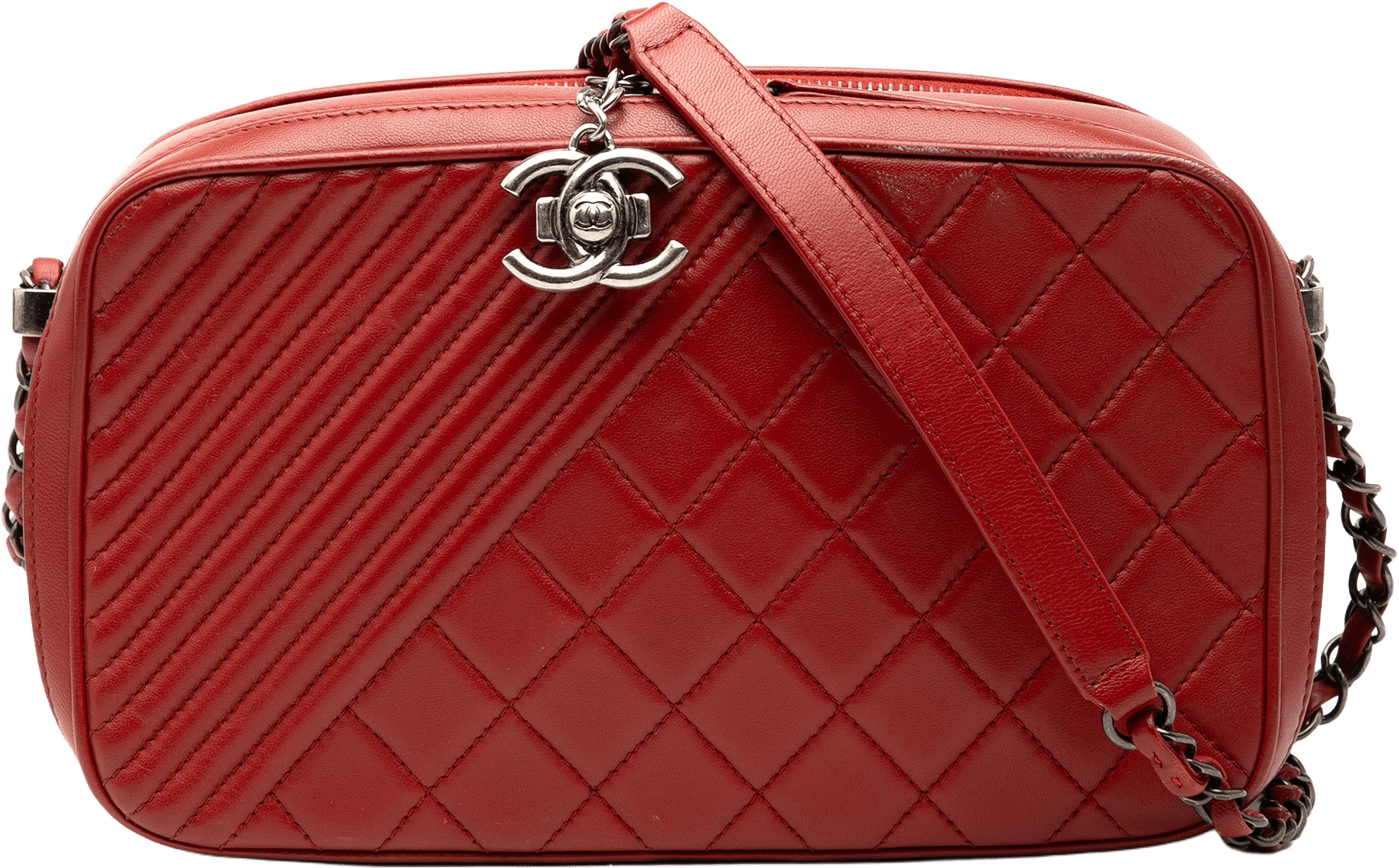 Chanel Medium Quilted Lambskin Coco Boy Camera Bag, från Luxclusif, i färgen red.