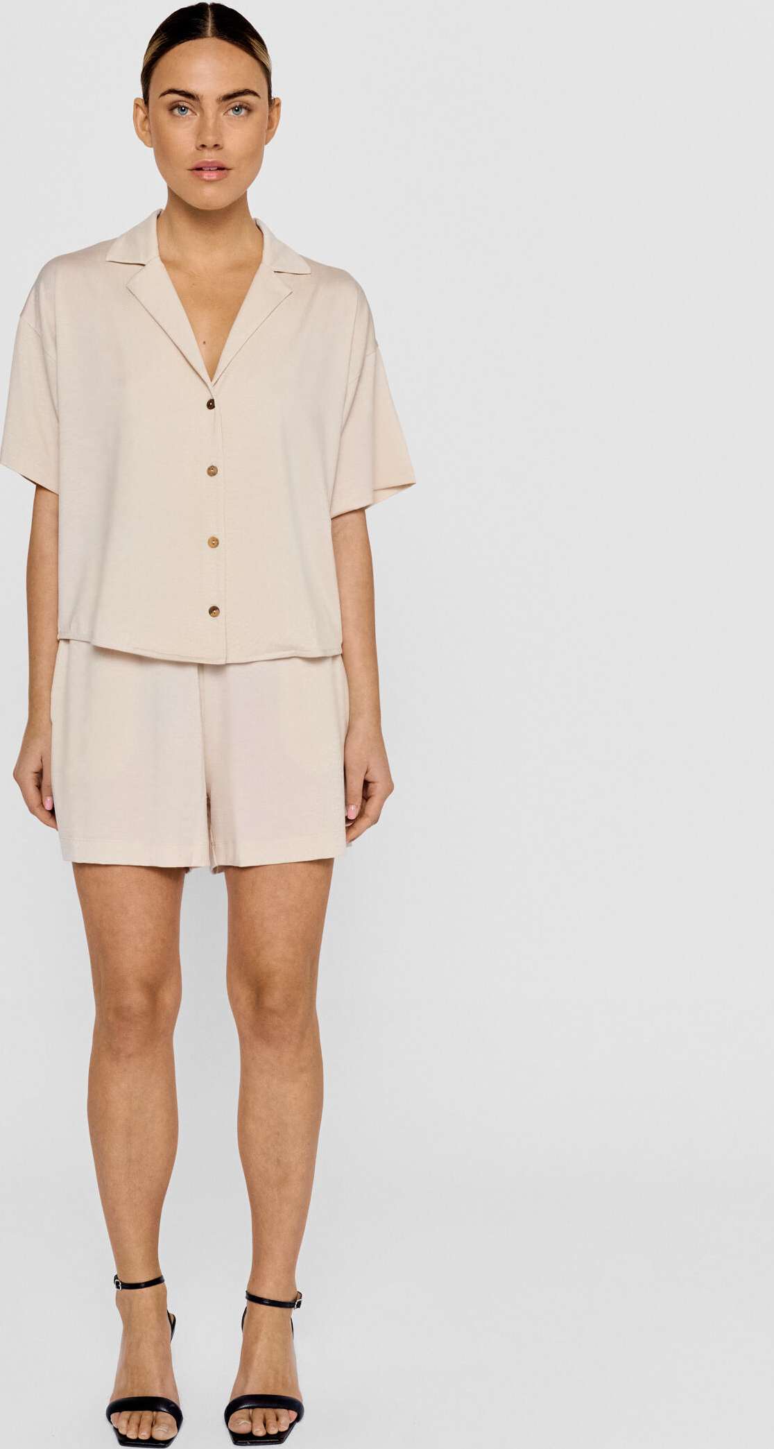 Shiba Shirt - Oyster, från Residus, i färgen beige.