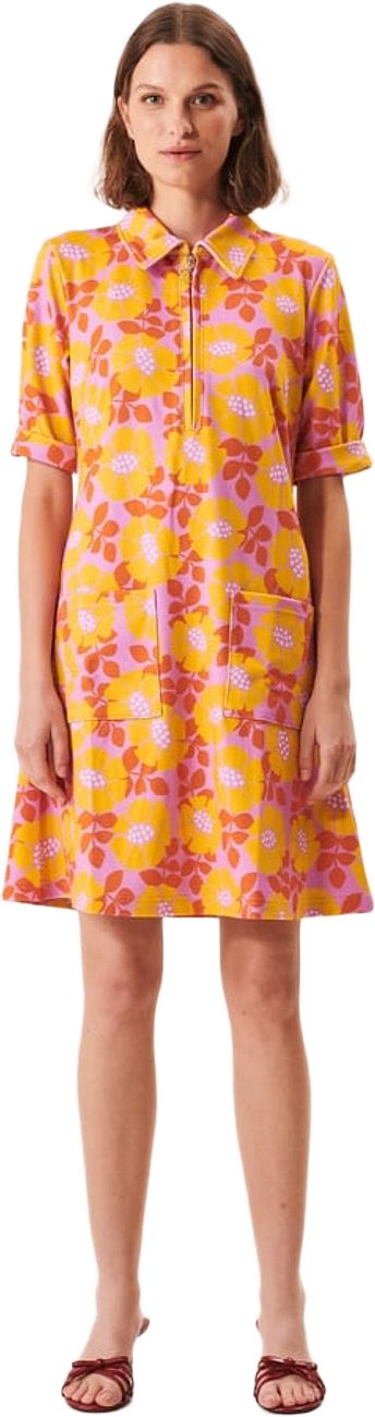 Lana Dress, från Jumperfabriken, i färgen pink.