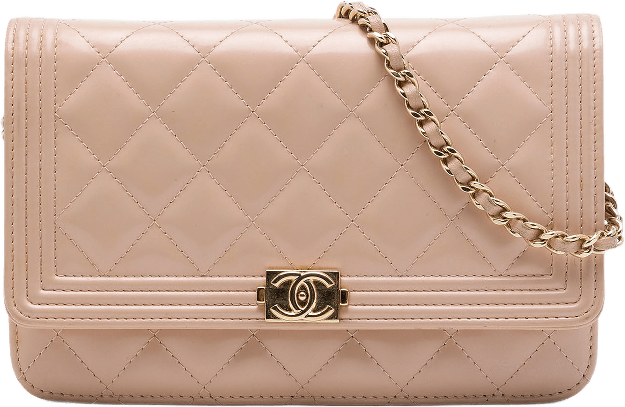 Chanel Quilted Patent Boy Wallet On Chain, från Luxclusif, i färgen brun.