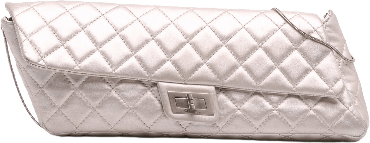 Chanel Reissue 2.55 Metallic Lambskin Clutch With Chain, från Luxclusif, i färgen silver.