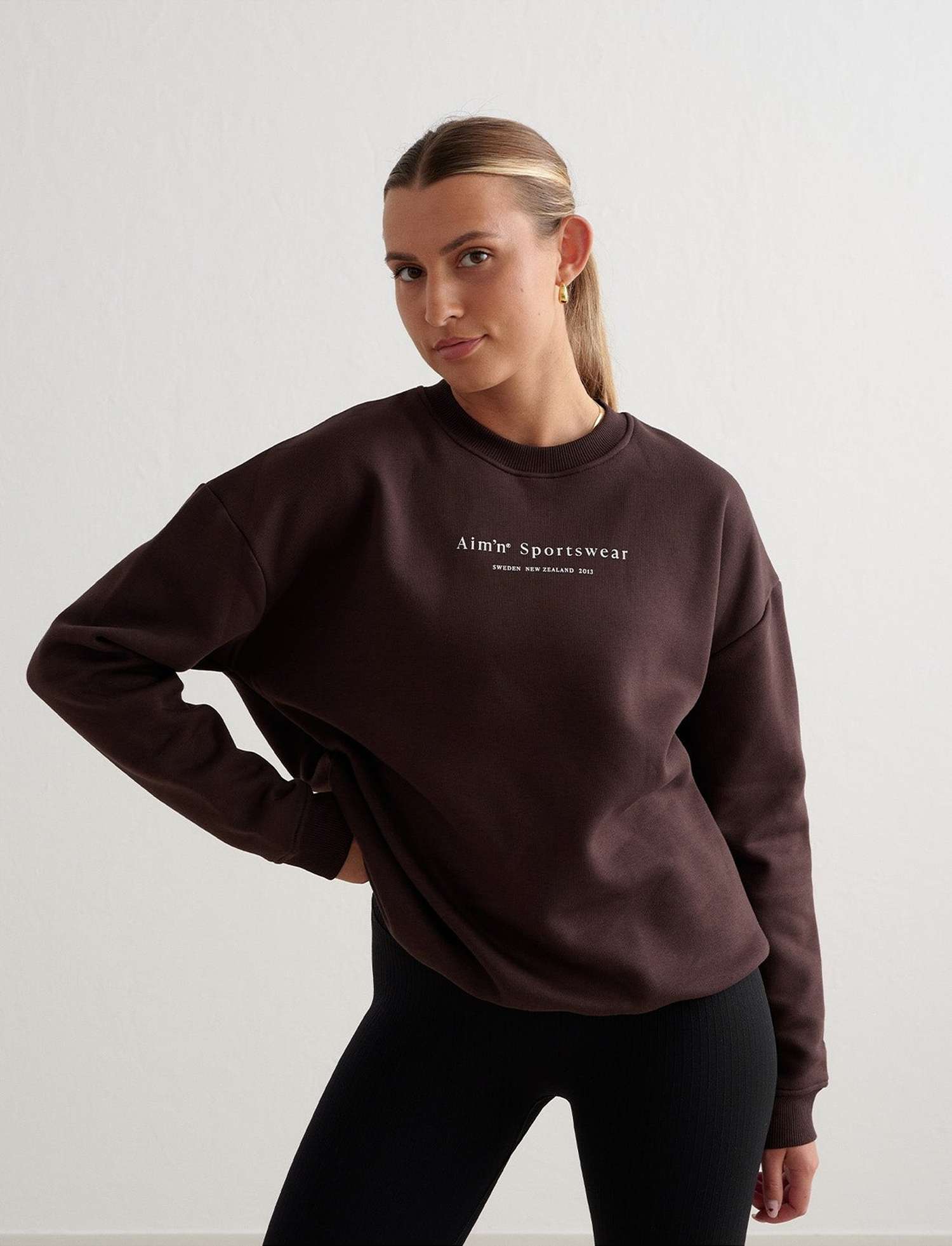Serif Sweatshirt, från aim'n, i färgen cacao.