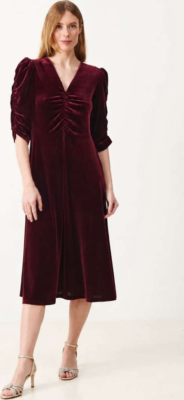 Kali Dress, från Jumperfabriken, i färgen burgundy.