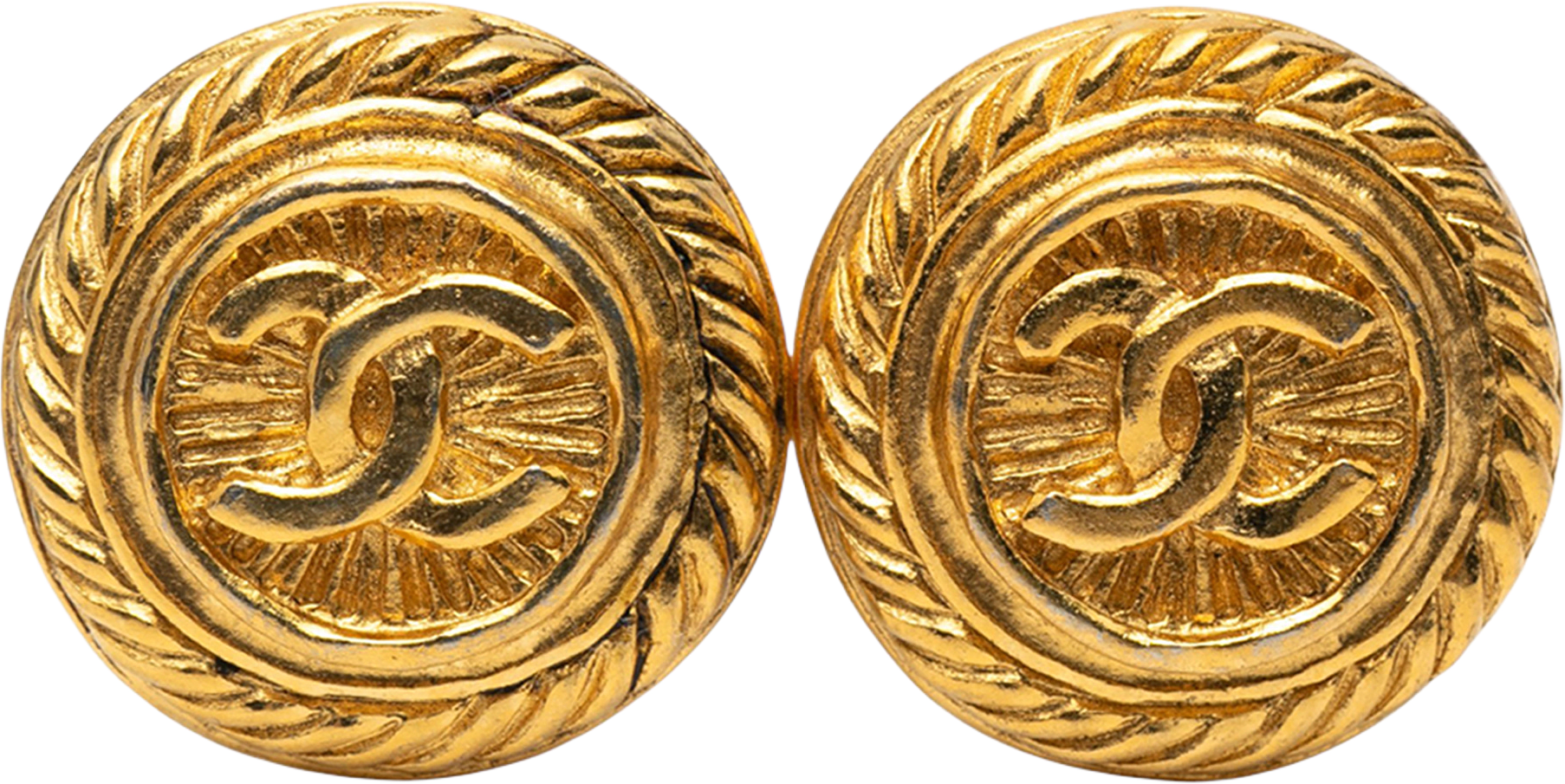 Chanel Gold Plated Cc Round Clip On Earrings, från Luxclusif, i färgen gold.