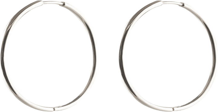 Örhängen Beloved Medium Hoops Silver, från Syster P, i färgen Silver.