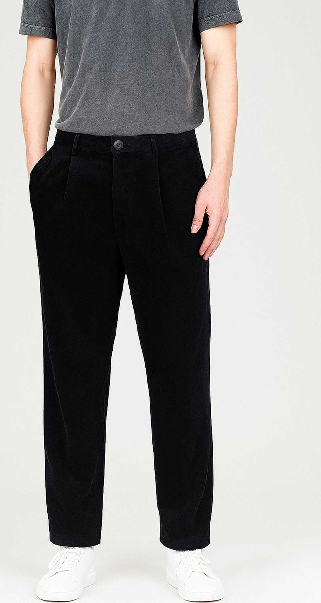 Lou Cord Trousers, från Ciszere, i färgen black.