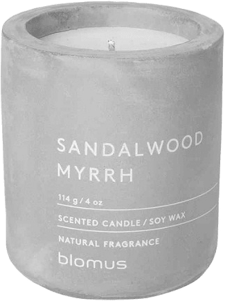 FRAGA Doftljus, Medium, Sandalwood Myrrh, från Blomus, i färgen micro chip.