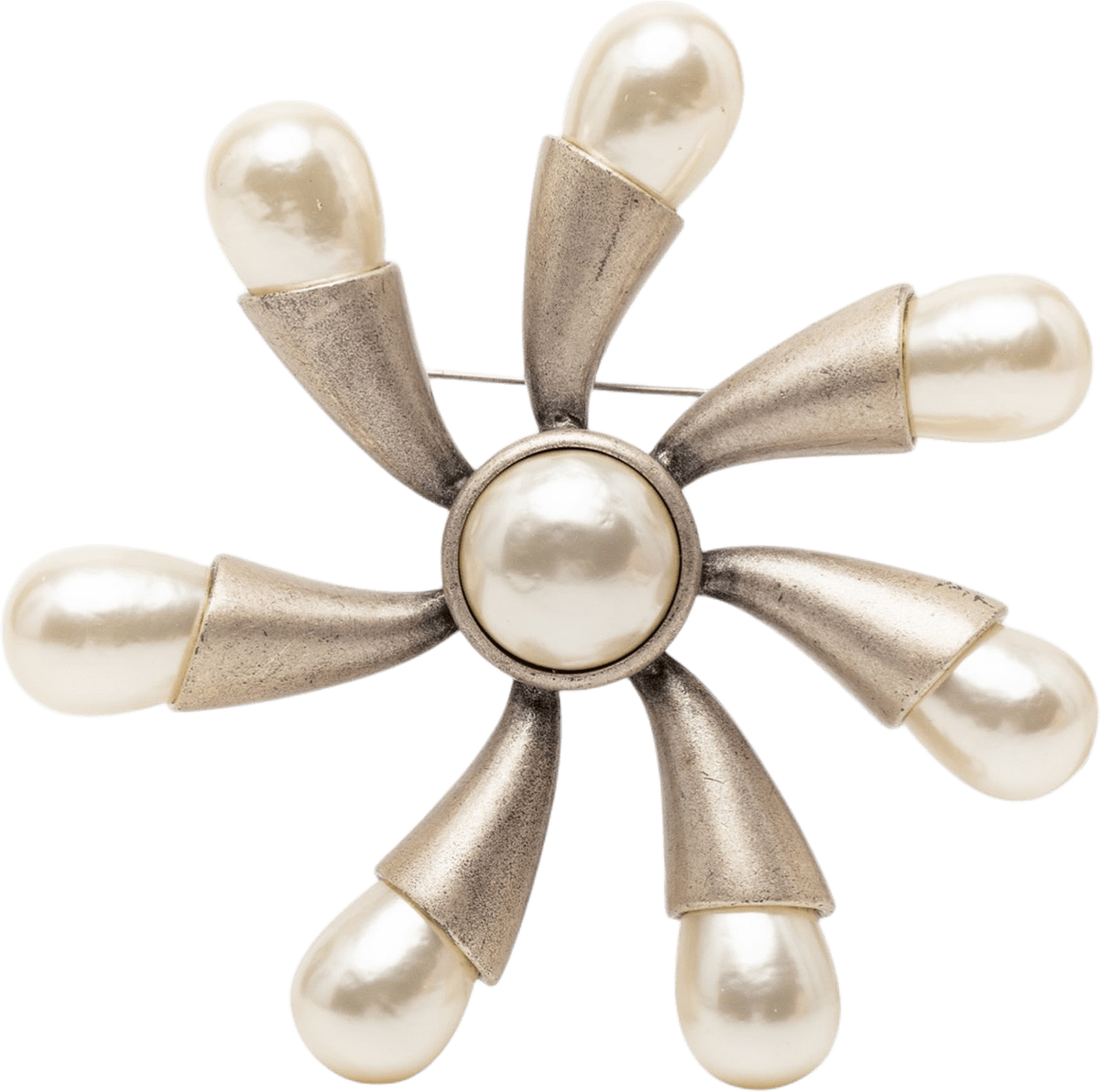 Chanel Gold Plated Faux Pearl Flower Brooch, från Luxclusif, i färgen light gold.