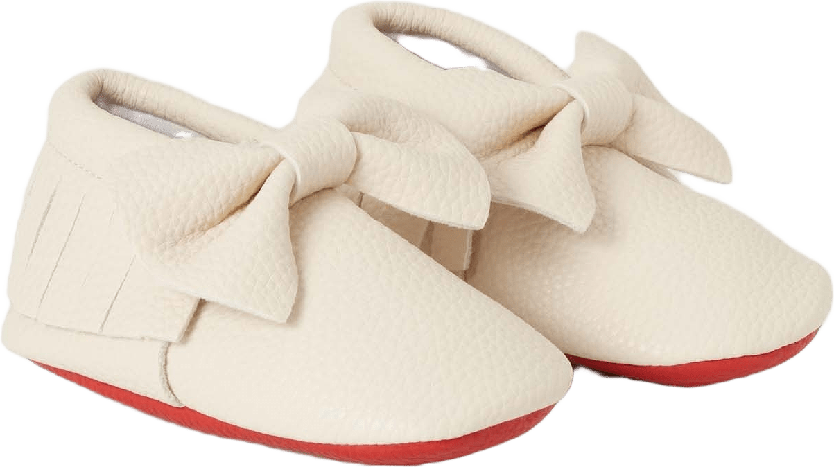 Bow Mocs, från BabyMocs, i färgen off white with red sole.