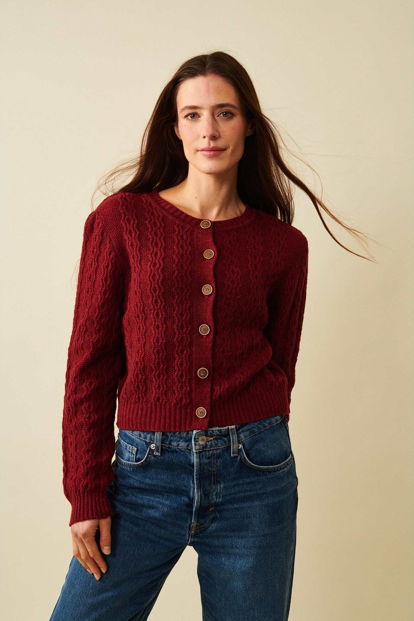 Luca Cardigan, från Jumperfabriken, i färgen burgundy.
