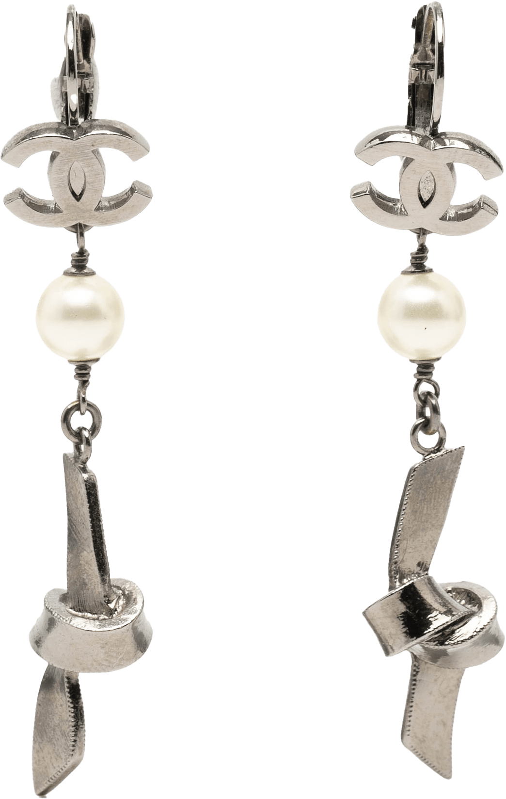 Chanel Cc Brass Plated Faux Pearl Ribbon Knot Dangle Earrings, från Luxclusif, i färgen silver.