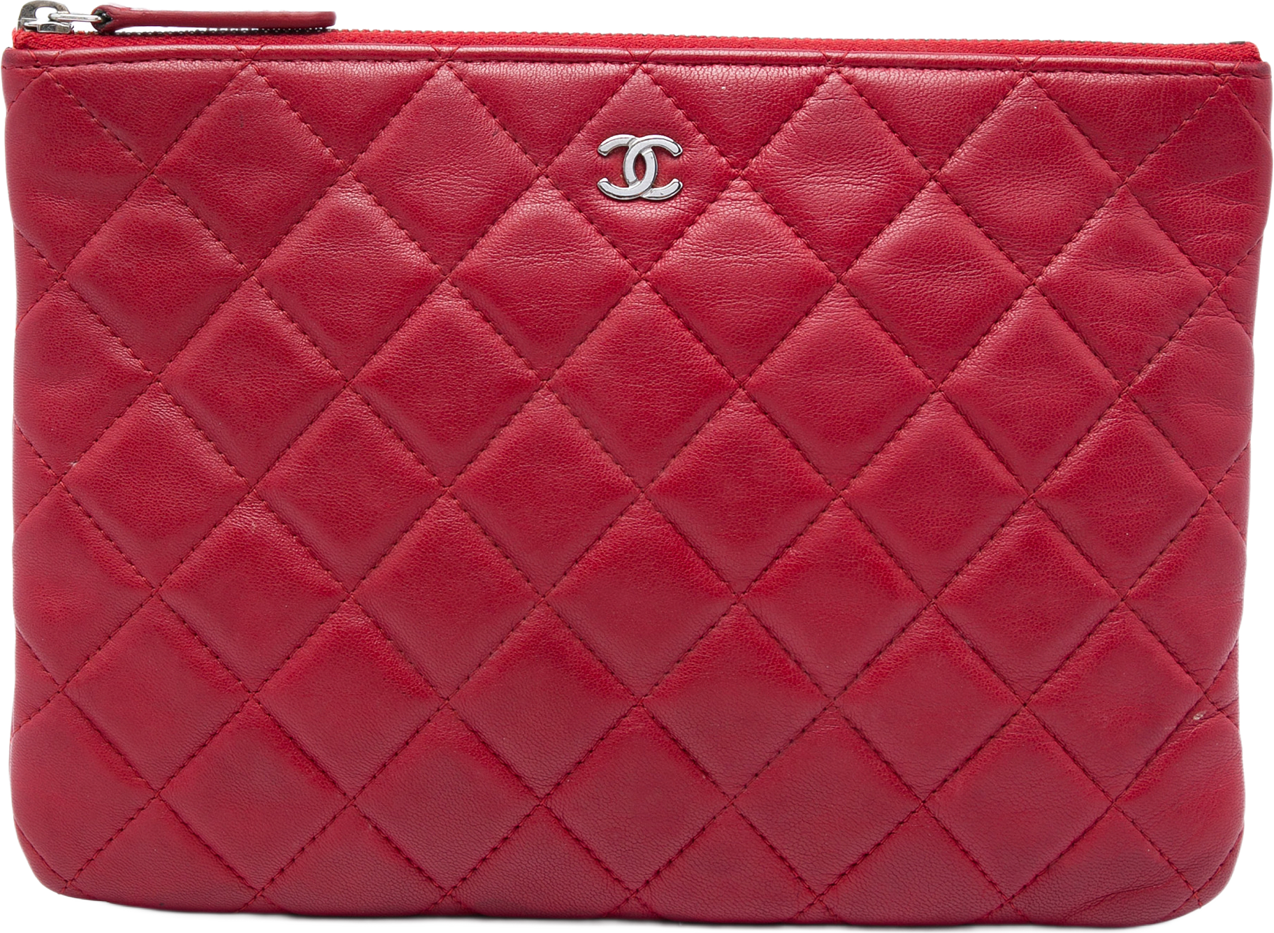 Chanel Small Quilted Lambskin O Case Clutch, från Luxclusif, i färgen röd.