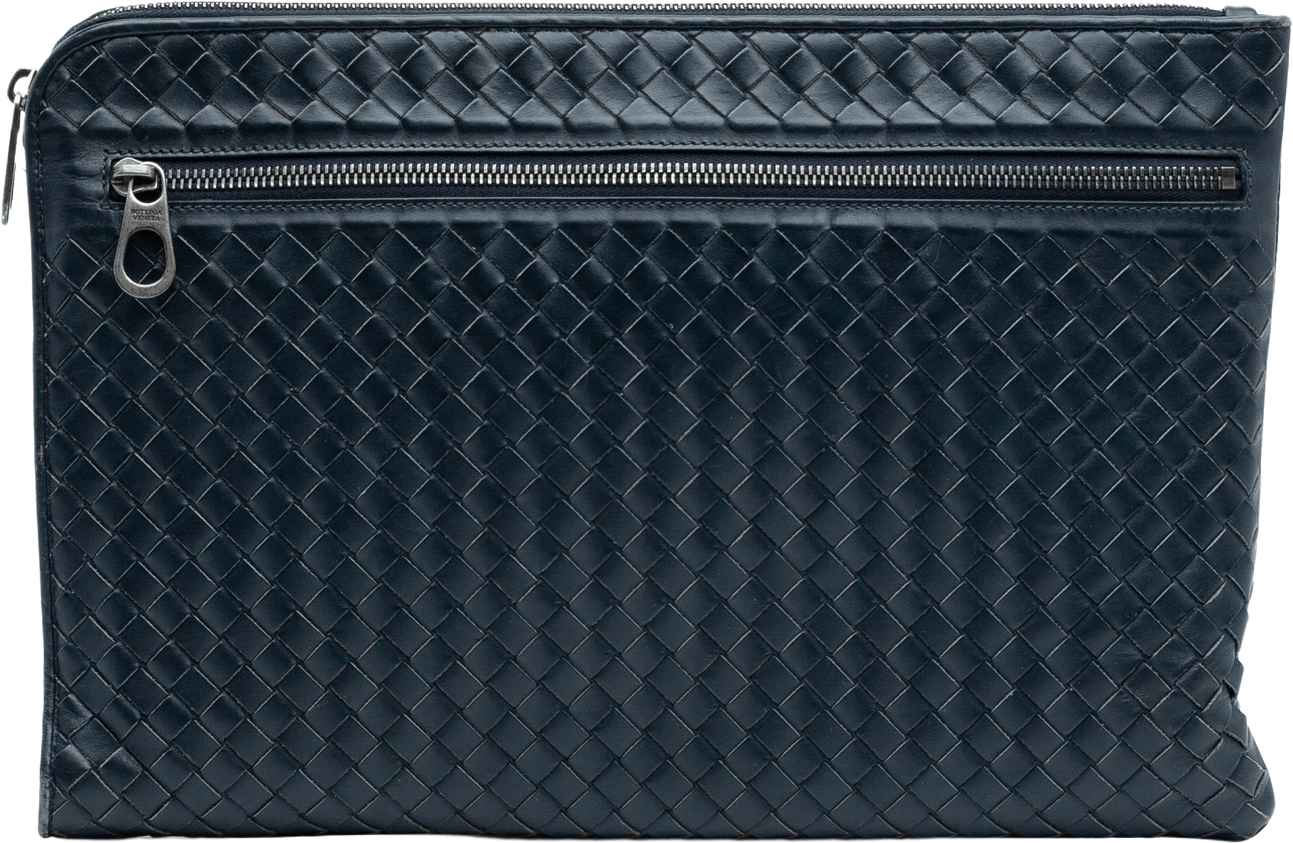 Bottega Veneta Nappa Intrecciato Clutch, från Luxclusif, i färgen navy.