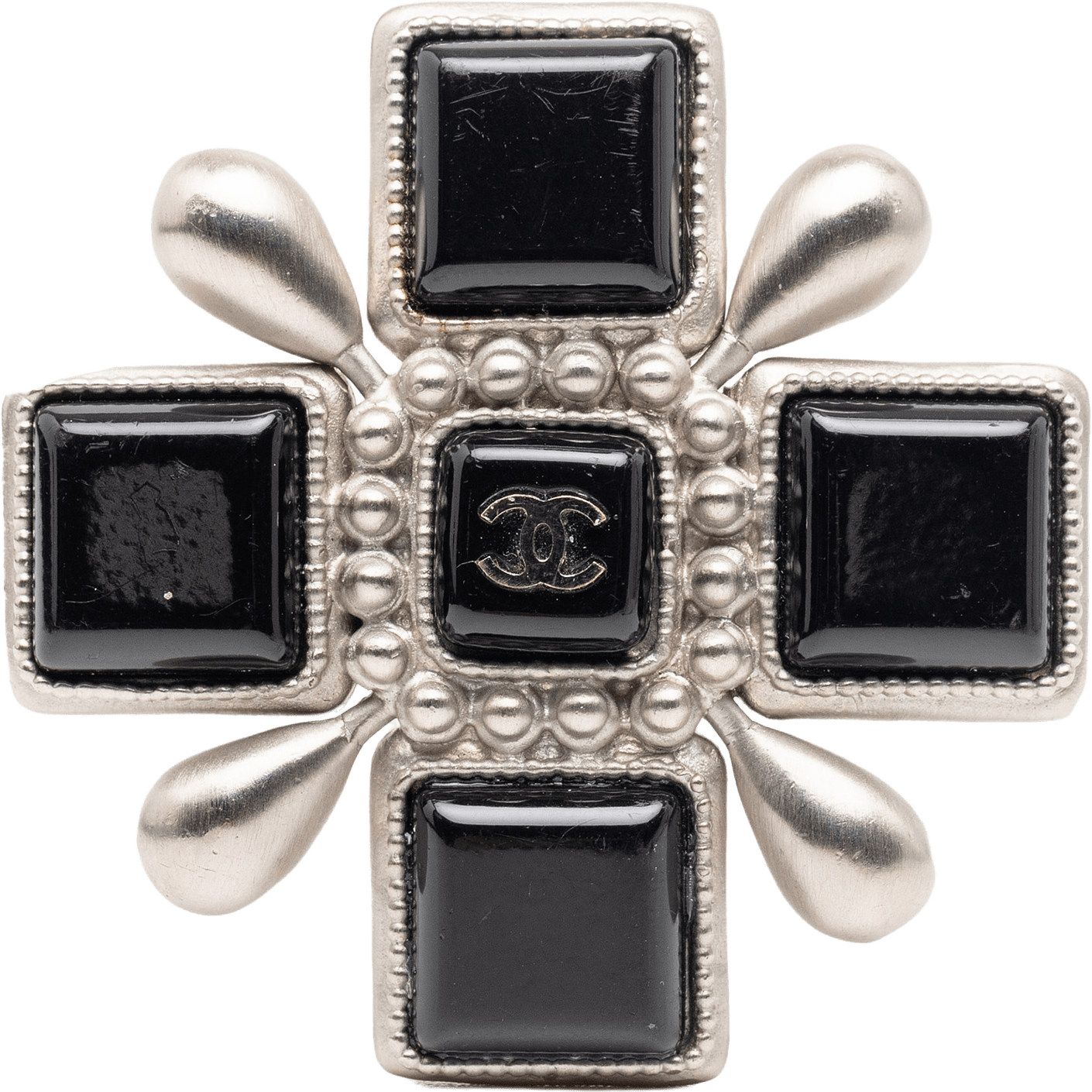 Chanel Cc Silver Plated Resin Cross Brooch, från Luxclusif, i färgen silver.