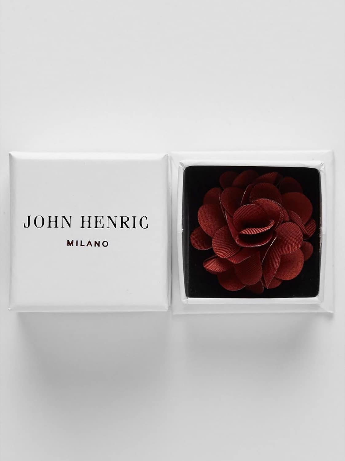 Flower Lapel Pin, från John Henric, i färgen burgundy.
