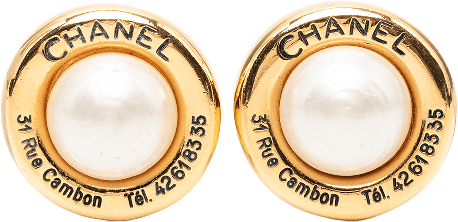 Chanel Gold Plated Faux Pearl 31 Rue Cambon Round Clip On Earrings, från Luxclusif, i färgen gold.