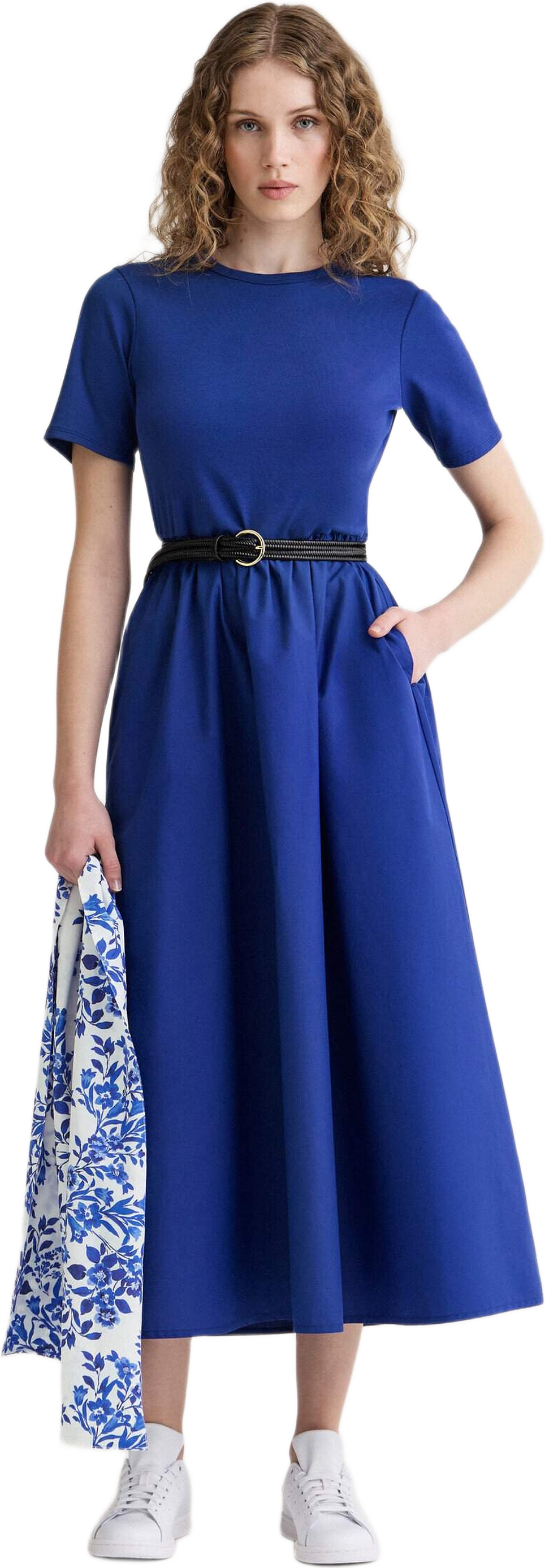 Madde Dress, från Newhouse, i färgen kornblå.