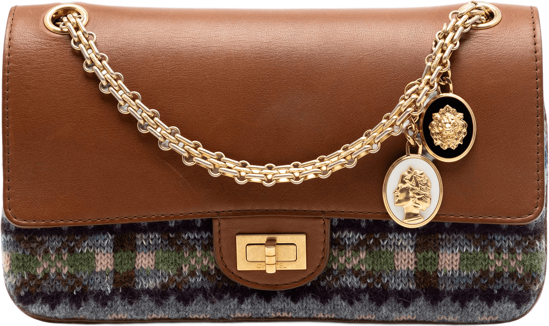 Chanel Smooth Calfskin And Knit Reissue 2.55 Medallion Nude Double Flap 225, från Luxclusif, i färgen brun.