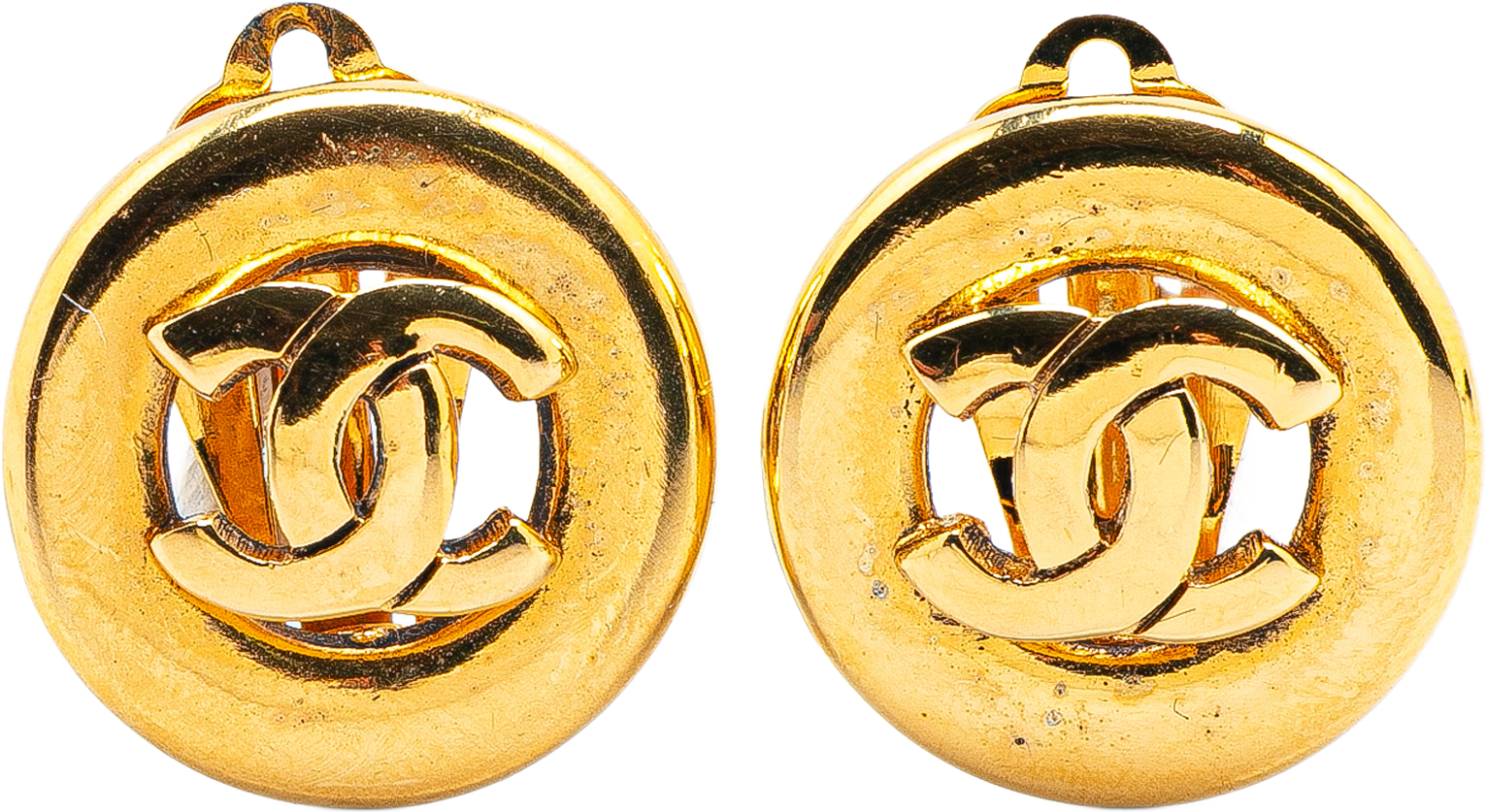 Chanel Cc Gold Plated Round Clip On Earrings, från Luxclusif, i färgen gold.
