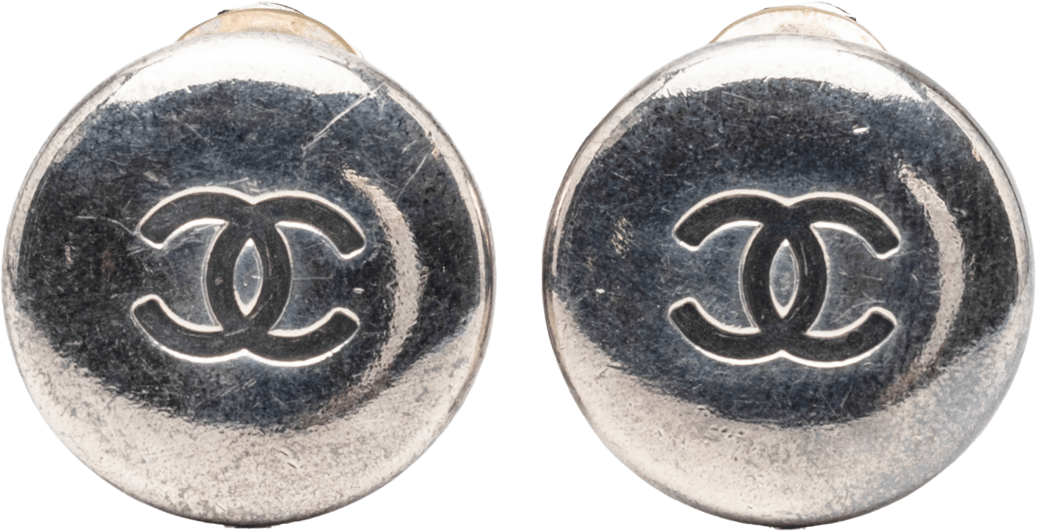 Chanel Cc Silver Plated Round Clip On Earrings, från Luxclusif, i färgen silver.