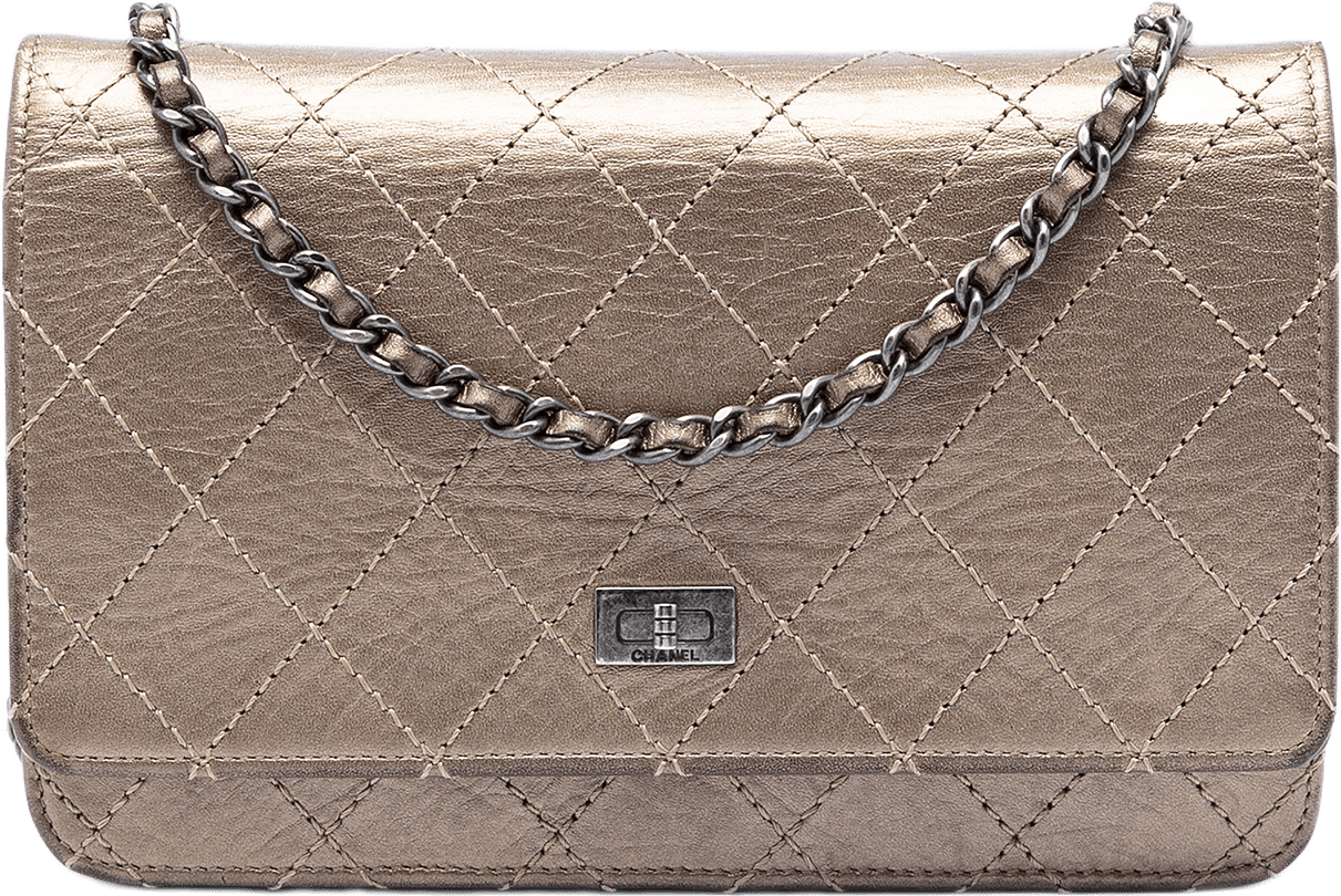 Chanel Quilted Metallic Aged Calfskin Reissue 2.55 Wallet On Chain, från Luxclusif, i färgen bronze.